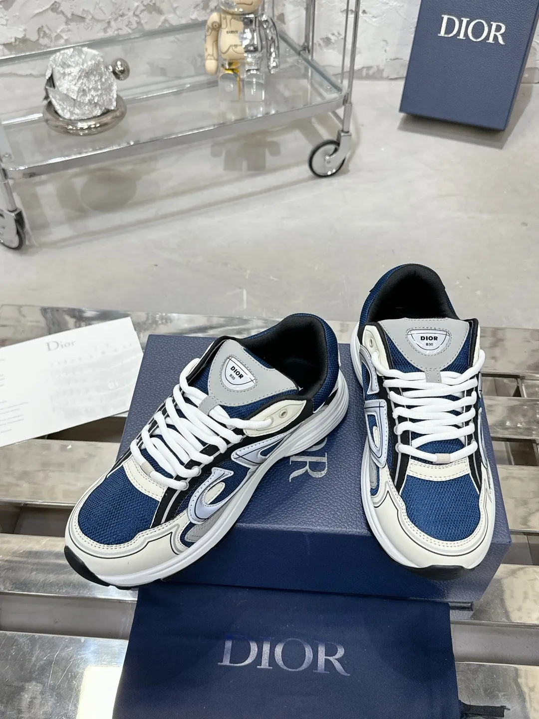 Men's men's shoes 💰600❤️❤️❤️High version Dior Dior's latest color matching B30 series reflective dad sneakers original 17380💰 purchased for development and production Brand new B30 sneakers Dad Shoes style shoes that follow the trend of the retro market The Dior logo on the tongue also indicates that this pair of shoes is the B30 model! B30 uses fine-textured leather and mesh cloth materials to form a shoe body. There are conspicuous letters CD on both sides of the shoe body to indicate identity. Many lines on the shoe body outline details to make the shoes look less monotonous and full of retro flavor. The delivery counter is exquisitely packaged🛍📦 ▪️Fabric: Original customized technical fabric + mesh ▪️Inner lining: Customized breathable lining ▪️Outsole: Original molded IP foam + TPU outsole ▪️Sole thickness: 3.5CM ▪️Size: Women’s size 35-40 / Men’s size 39-46